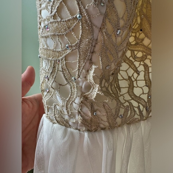 Sequin Hearts 💛 White and gold halter dress - Picture 4 of 7